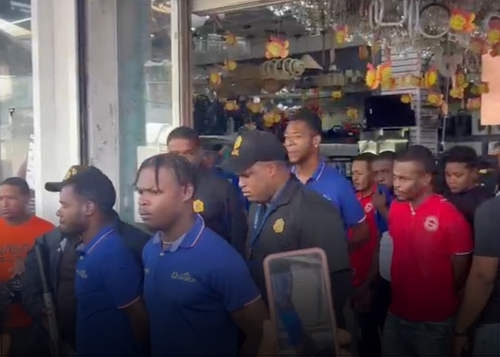 Migración irrumpe en tienda china y expulsa a empleados haitianos indocumentados