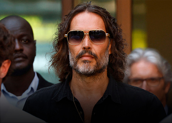 Russell Brand obtiene libertad bajo fianza tras ser acusado de violación y agresión