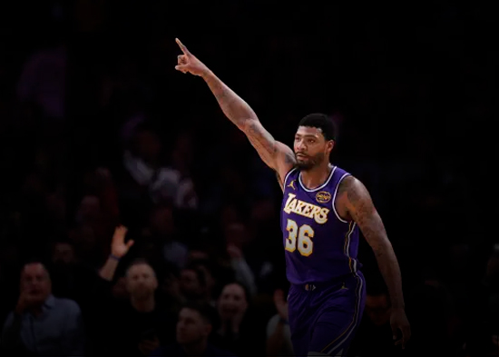 Marcus Smart recibe una multa de 35.000 dólares por un gesto obsceno hacia un árbitro del juego