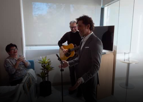 David Bisbal cierra su gira con una visita a los pacientes de un hospital de Madrid