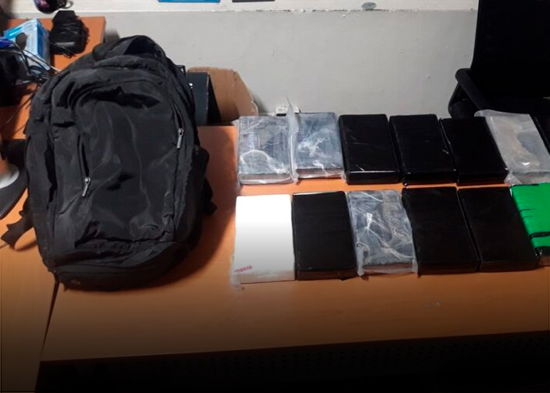 DNCD detiene a croata de 21 años con 14 paquetes de cocaína en el AILA