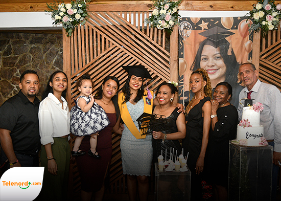 Janjeiry Taveras Sánchez celebra su título en Psicología