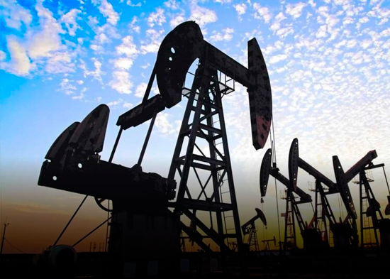 Gobierno de Trump pide calma ante alza del petróleo pero empresarios son escépticos