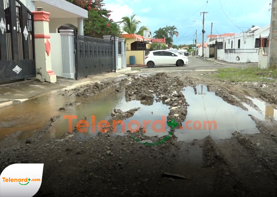 Moradores de la urbanización Abreu exigen a INAPA y al Ayuntamiento SFM ir en su auxilio