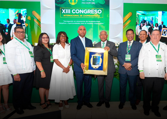 150 cooperativas de seis países reconocen a Julito Fulcar por su liderazgo en el cooperativismo