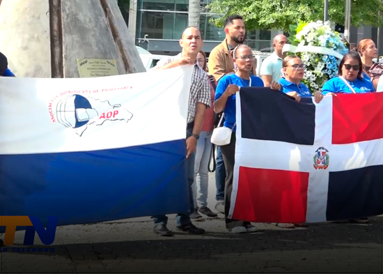 Ofrenda floral de ADP seccionales Este y Oeste al celebrarse 56 aniversario de fundación
