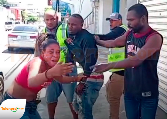 Tremendo lío entre ciudadanos extranjeros en plena vía en San Francisco de Macorís