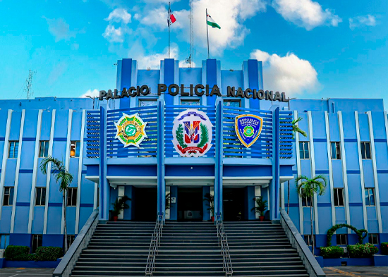 Policía investiga a agente captado en video disparando contra un prófugo en Manoguayabo