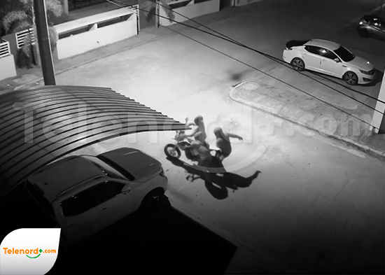 ¡Otro robo! Cámaras captan robo de tres motocicletas en residencial de SFM