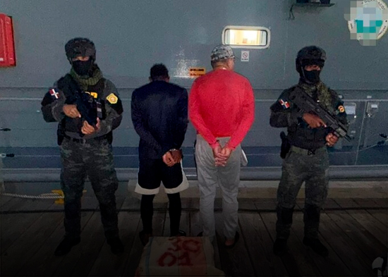 Arrestan a dos personas por decomiso de 30 paquetes de cocaína en Peravia