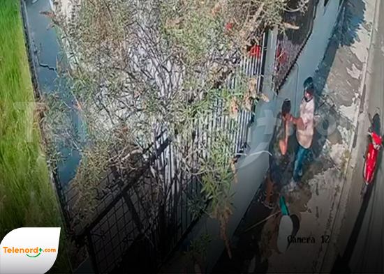 Captado el momento que hombre atraca dos mujeres en la Urbanización Toribio Piantini en SFM