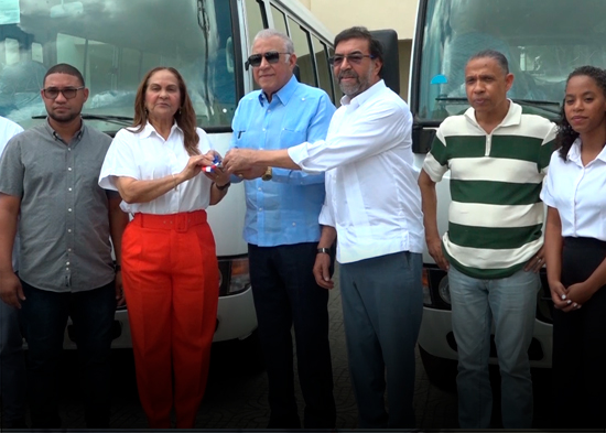 Gobierno entrega autobuses a la Federación de Estudiantes de la UASD-SFM