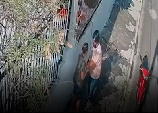 Captado el momento que hombre atraca dos mujeres en la Urbanización Toribio Piantini en SFM