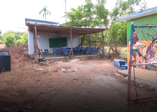 Estudiantes reciben solo dos horas de clases en una enramada en San José de Cenoví