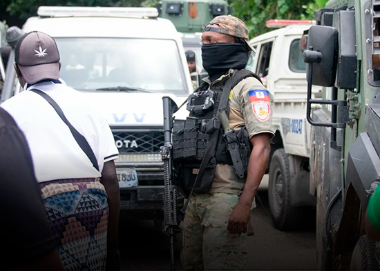Un jefe de banda en Haití amenaza con matar a decenas de rehenes un día después de la masacre de 47 personas