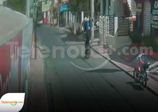 Imágenes captan momento en que persona cae en hoyo en carretera principal de Cenoví