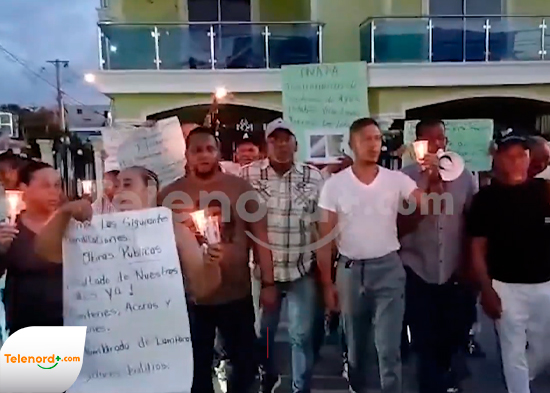 Con encendido de velas reclaman contra promesas incumplidas en la urbanización Los Maestros SFM
