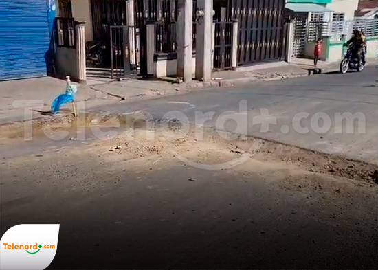 Moradores de La Altagracia tapan peligroso hoyo tras varias personas caer