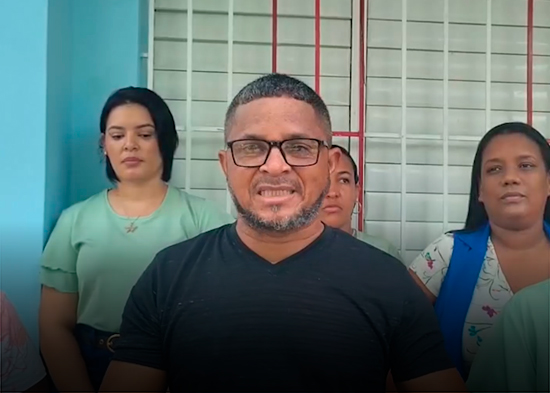 Padres y maestros paralizan inicio de clases por falta de aulas en centro educativo en Pimentel