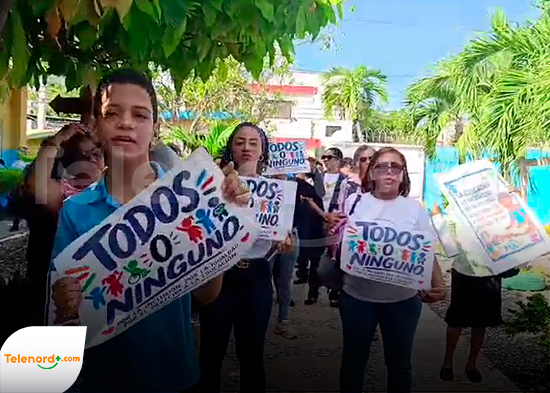 “¡Sin la llave no iniciamos!” Padres de niños con condición protestan frente al Distrito Educativo 07-05 de SFM