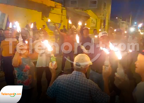 Moradores en sector Ercilia Pepín protestan exigiendo reparación inmediata de sus calles