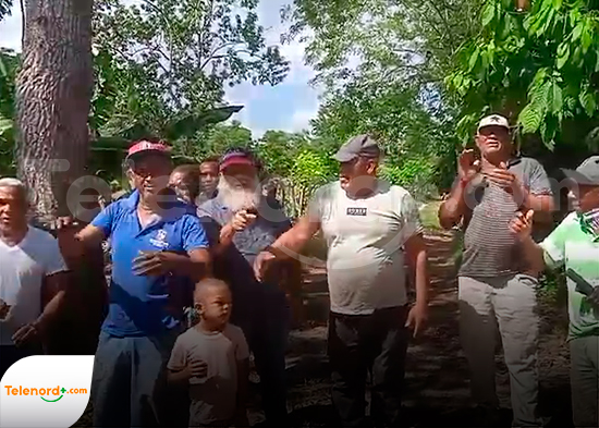 Cansados de esperar agricultores de Hostos remueven bloqueo en camino pese a orden judicial incumplida
