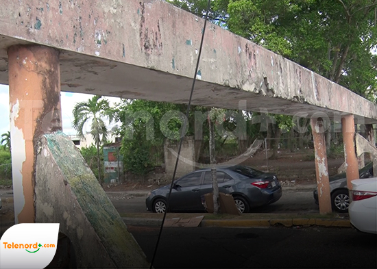 Alertan sobre posible colapso de muro en entrada Urb. Toribio Piantini; alcalde anuncia su demolición