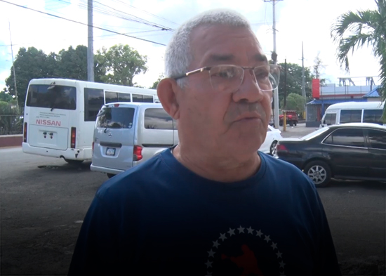 Alertan sobre posible colapso de muro en entrada de Urb. Toribio Piantini; anuncian demolición