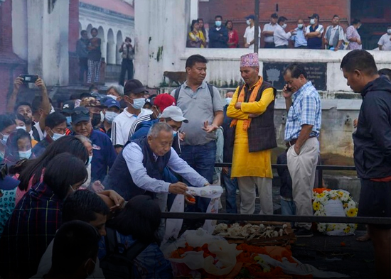 Familias celebran funerales sin cuerpos mientras Nepal busca a miles de desaparecidos