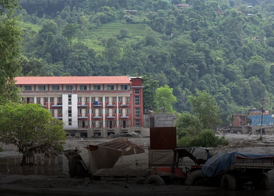 Aumentan a 1.295 muertos tras riada en Nepal