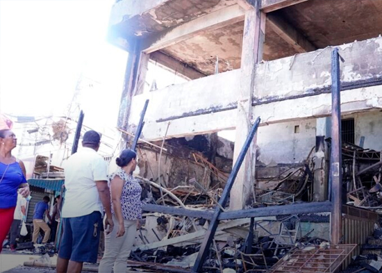 Incendio consume parte de edificio frente a la UASD y deja a decenas sin hogar