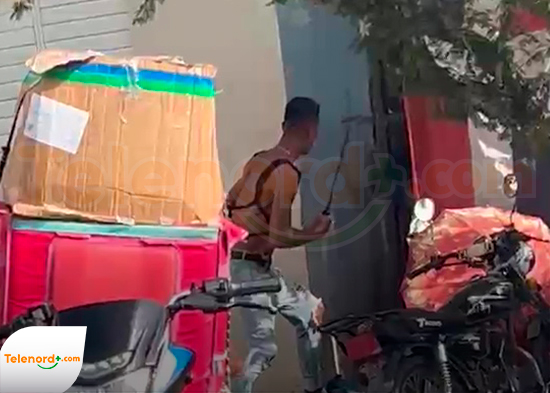 Captan a dos primos amenazándose con machetes durante conflicto por herencia