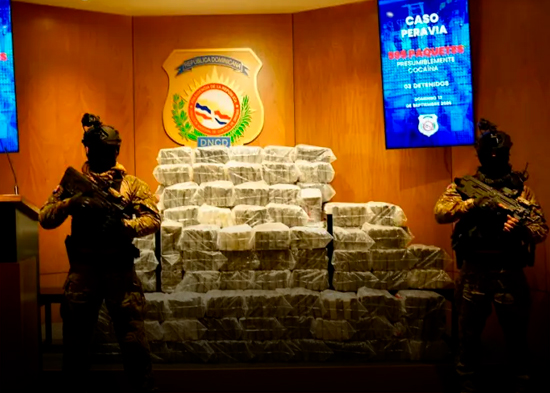 Autoridades intervienen narcolancha con 595 paquetes de cocaína en costas de Baní