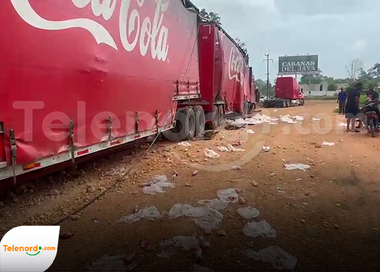 Camión de Coca-Cola se accidenta en SFM y varias personas habrían saqueado la mercancía